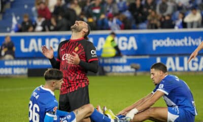 El delantero kosovar del Mallorca, Muriqi, durante el encuentro correspondiente a la jornada 12 de LaLiga EA Sports que han disputado Deportivo Alavés y RCD Mallorca en el estadio de Mendizorroza, en Vitoria. EFE/ Adrián Ruiz-Hierro.