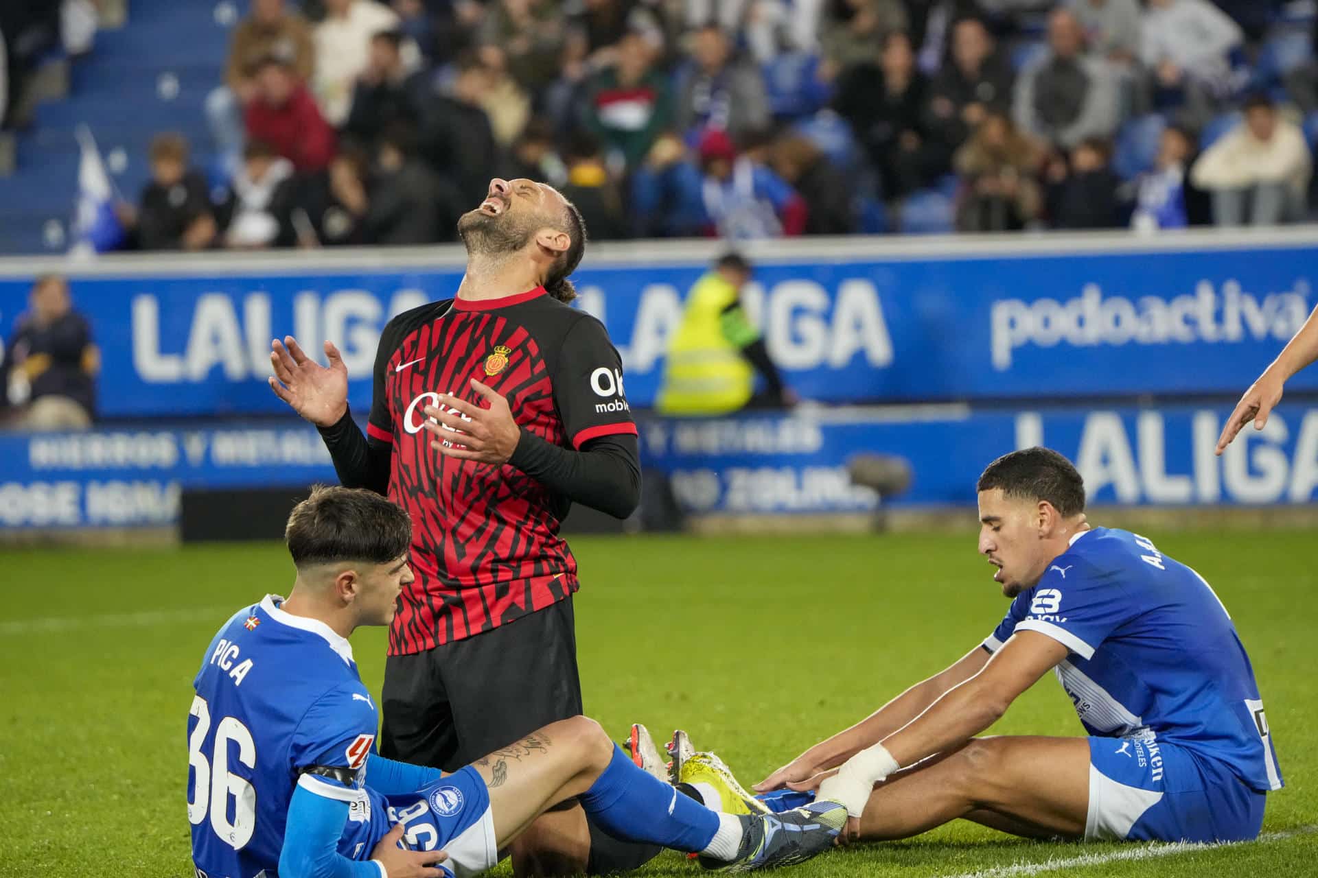 El delantero kosovar del Mallorca, Muriqi, durante el encuentro correspondiente a la jornada 12 de LaLiga EA Sports que han disputado Deportivo Alavés y RCD Mallorca en el estadio de Mendizorroza, en Vitoria. EFE/ Adrián Ruiz-Hierro.