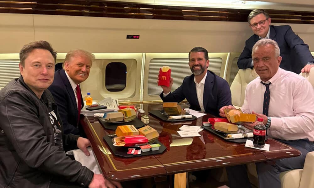 Captura de pantalla tomada de la cuenta oficial de X de @DonaldJTrumpJr donde se observa al presidente electo de EE.UU., Donald Trump (2-i) al magnate Elon Musk (i), a Donald Trump Jr (2-d) y al político Robert F. Kennedy Jr , posando durante un vuelo. EFE/ @donaldjtrumpjr SOLO USO EDITORIAL/SOLO DISPONIBLE PARA ILUSTRAR LA NOTICIA QUE ACOMPAÑA (CRÉDITO OBLIGATORIO)