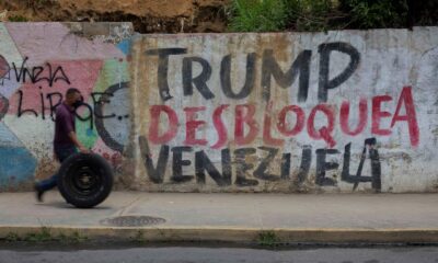 Fotografía de archivo del 21 de agosto de 2020 de un mural en que se lee "Trump desbloquea Venezuela", en Caracas (Venezuela). EFE/ Rayner Peña