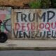 Fotografía de archivo del 21 de agosto de 2020 de un mural en que se lee "Trump desbloquea Venezuela", en Caracas (Venezuela). EFE/ Rayner Peña