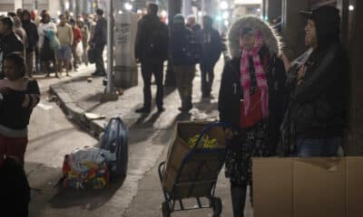 Una mujer recibe una donación de alimentos, este jueves en Sao Paulo (Brasil). EFE/ Isaac Fontana