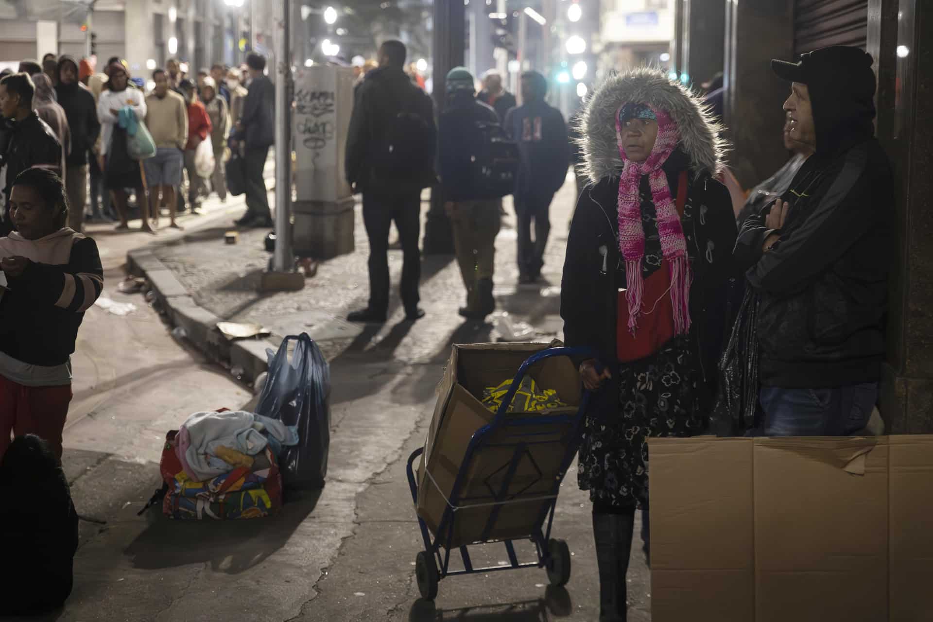 Una mujer recibe una donación de alimentos, este jueves en Sao Paulo (Brasil). EFE/ Isaac Fontana