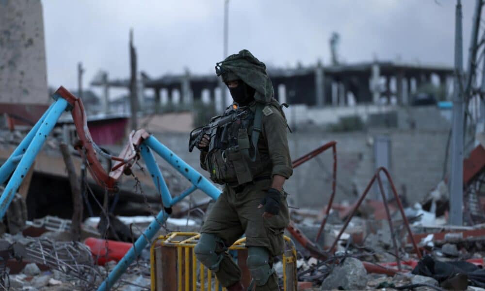 Un soldado israelí camina entre restos de edificios en la ciudad de Beit Lahia. EFE/EPA/ATEF SAFADI