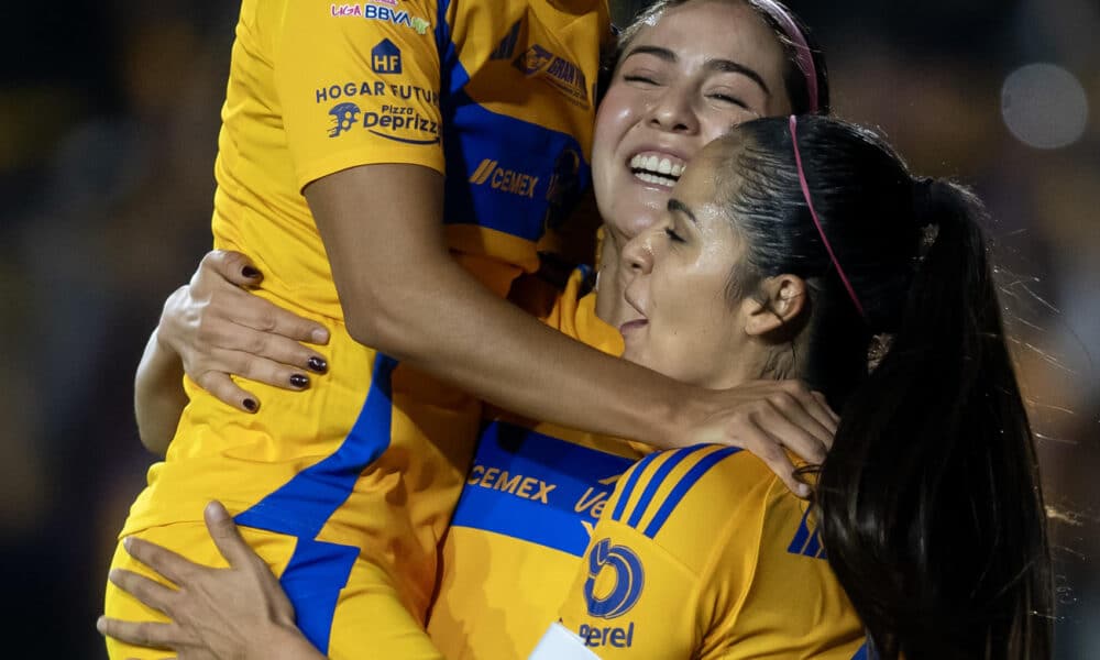 Greta Espinoza (c), Sandra Mayor (i) y Cristina Ferral celebran este viernes la victoria de Tigres sobre Monterrey en el partido de ida de la final del Torneo Apertura femenino en México. EFE/ Miguel Sierra