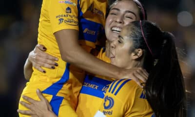 Greta Espinoza (c), Sandra Mayor (i) y Cristina Ferral celebran este viernes la victoria de Tigres sobre Monterrey en el partido de ida de la final del Torneo Apertura femenino en México. EFE/ Miguel Sierra