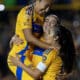 Greta Espinoza (c), Sandra Mayor (i) y Cristina Ferral celebran este viernes la victoria de Tigres sobre Monterrey en el partido de ida de la final del Torneo Apertura femenino en México. EFE/ Miguel Sierra