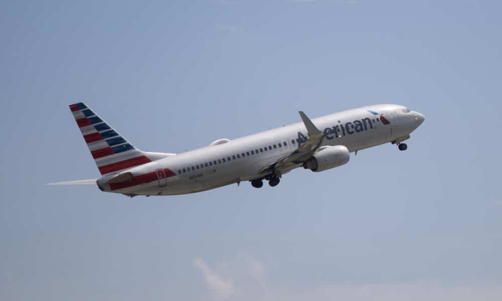 Fotografía de archivo del 30 de mayo de 2024 de un avión de la compañía American Airlines que despega desde Puerto Príncipe (Haití). EFE/Orlando Barría