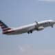 Fotografía de archivo del 30 de mayo de 2024 de un avión de la compañía American Airlines que despega desde Puerto Príncipe (Haití). EFE/Orlando Barría