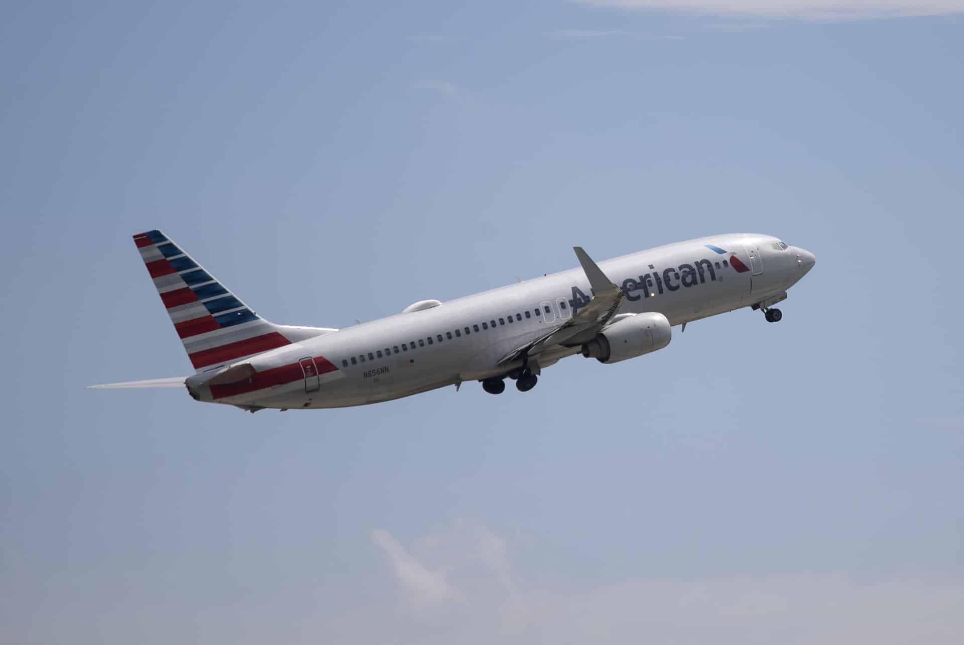 Fotografía de archivo del 30 de mayo de 2024 de un avión de la compañía American Airlines que despega desde Puerto Príncipe (Haití). EFE/Orlando Barría