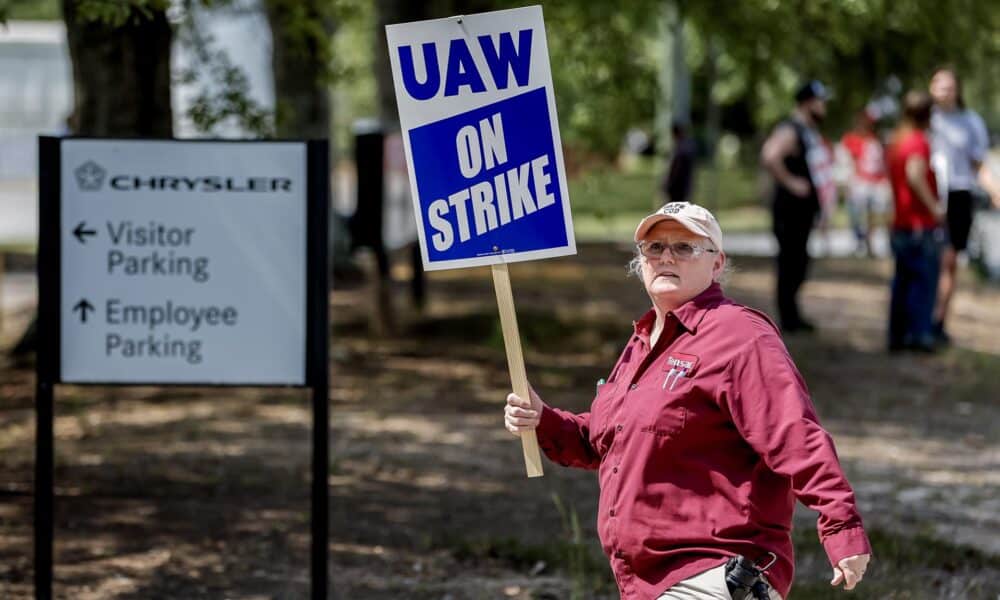 Fotografía de archivo de miembros del poderoso sindicato estadounidense United Auto Workers (UAW.). EFE/Erik S. Lesser