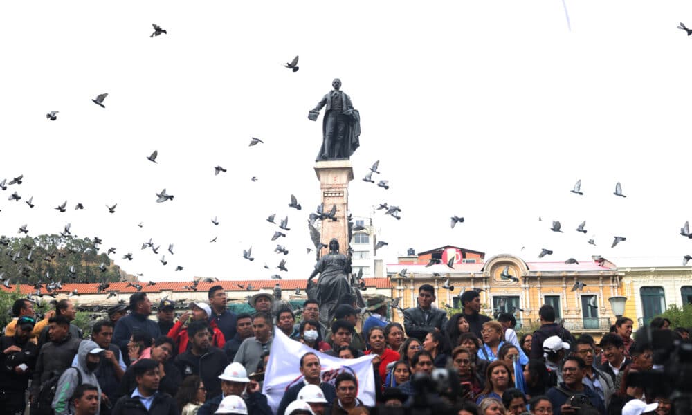 Seguidores del Presidente Luis Arce celebran en la plaza Murillo la decisión del Tribunal Constitucional que quita la presidencia del Movimiento al Socialismo (MAS) a Evo Morales, este jueves, en La Paz (Bolivia). EFE/ Luis Gandarillas