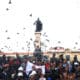 Seguidores del Presidente Luis Arce celebran en la plaza Murillo la decisión del Tribunal Constitucional que quita la presidencia del Movimiento al Socialismo (MAS) a Evo Morales, este jueves, en La Paz (Bolivia). EFE/ Luis Gandarillas