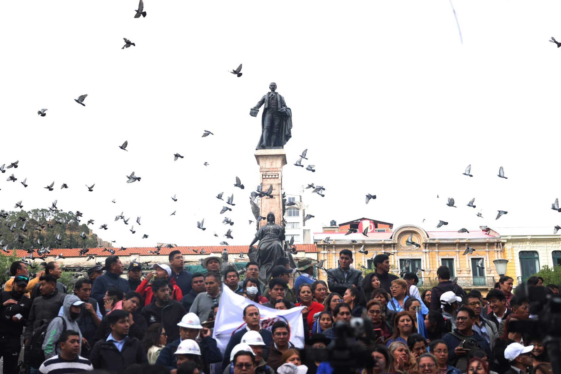 Seguidores del Presidente Luis Arce celebran en la plaza Murillo la decisión del Tribunal Constitucional que quita la presidencia del Movimiento al Socialismo (MAS) a Evo Morales, este jueves, en La Paz (Bolivia). EFE/ Luis Gandarillas