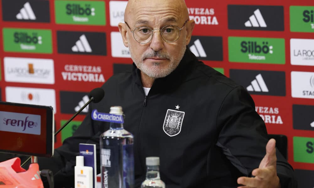 Luis de la Fuente, seleccionador nacional, durante la rueda de prensa ofrecida este viernes en la Ciudad del Fútbol de Las Rozas (Madrid) para anunciar la lista de convocados para los partidos de la Liga de Naciones contra Dinamarca, el 15 de noviembre en Copenhague; y Suiza, tres días más tarde en Santa Cruz de Tenerife. EFE/J.P. Gandul