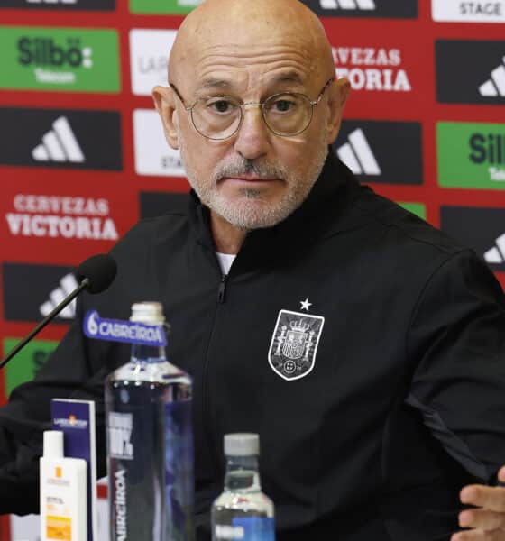 Luis de la Fuente, seleccionador nacional, durante la rueda de prensa ofrecida este viernes en la Ciudad del Fútbol de Las Rozas (Madrid) para anunciar la lista de convocados para los partidos de la Liga de Naciones contra Dinamarca, el 15 de noviembre en Copenhague; y Suiza, tres días más tarde en Santa Cruz de Tenerife. EFE/J.P. Gandul