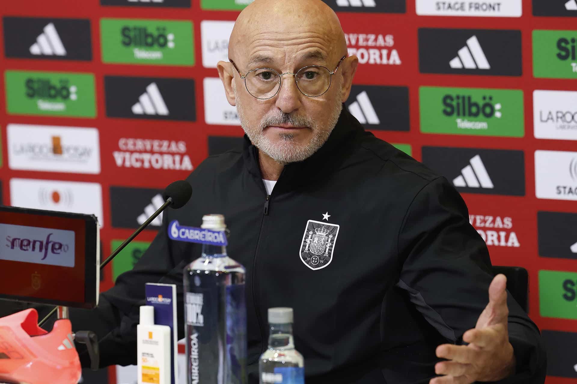 Luis de la Fuente, seleccionador nacional, durante la rueda de prensa ofrecida este viernes en la Ciudad del Fútbol de Las Rozas (Madrid) para anunciar la lista de convocados para los partidos de la Liga de Naciones contra Dinamarca, el 15 de noviembre en Copenhague; y Suiza, tres días más tarde en Santa Cruz de Tenerife. EFE/J.P. Gandul