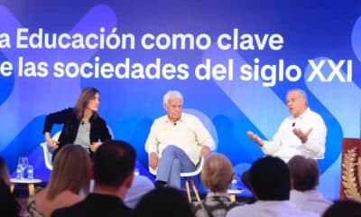 La directora ejecutiva de la Fundación Felipe González, Rocío Samper (i), el expresidente del Gobierno español Felipe González (c) y el exvicepresidente de Colombia Óscar Naranjo, hablan durante el conversatorio 'La Educación como clave de las sociedades del siglo XXI' organizado por la UNIR la Universidad en Internet en Cartagena (Colombia). EFE/ Ricardo Maldonado Rozo