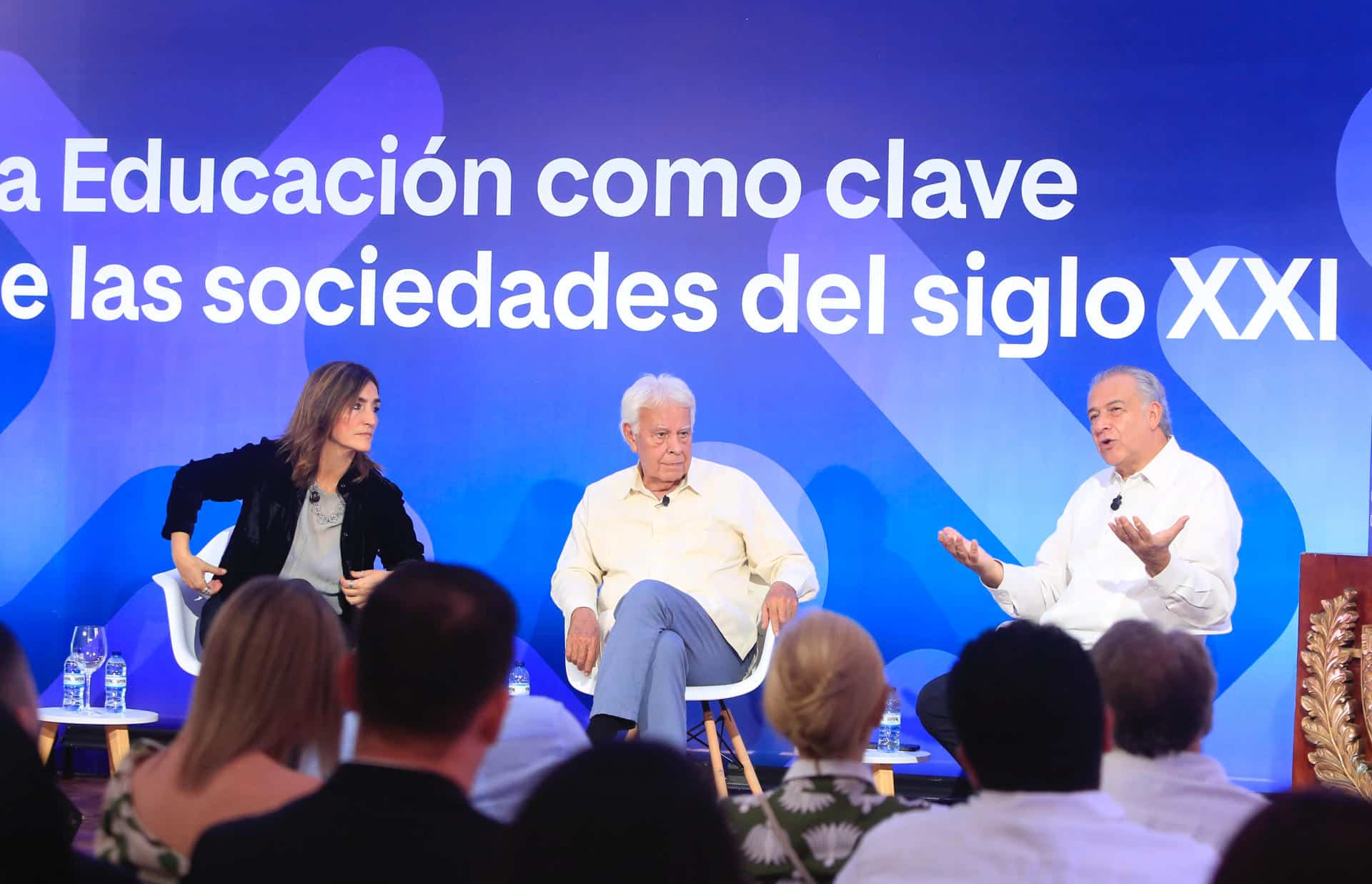 La directora ejecutiva de la Fundación Felipe González, Rocío Samper (i), el expresidente del Gobierno español Felipe González (c) y el exvicepresidente de Colombia Óscar Naranjo, hablan durante el conversatorio 'La Educación como clave de las sociedades del siglo XXI' organizado por la UNIR la Universidad en Internet en Cartagena (Colombia). EFE/ Ricardo Maldonado Rozo