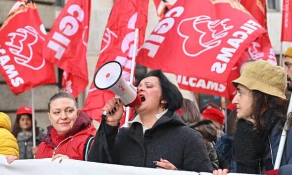 Los sindicatos de trabajadores marchan durante una huelga nacional contra las políticas del gobierno, en Turín, Italia, 29 de noviembre de 2024. La Confederación General Italiana del Trabajo (CGIL) y la Unión Italiana del Trabajo (UIL) convocaron una huelga nacional en contra de la propuesta presupuestaria del gobierno, un aumento en salarios y pensiones, la financiación de la salud, la educación y los servicios públicos, y la inversión en políticas industriales. (Protestas, Italia) EFE/EPA/ALESSANDRO DI MARCO