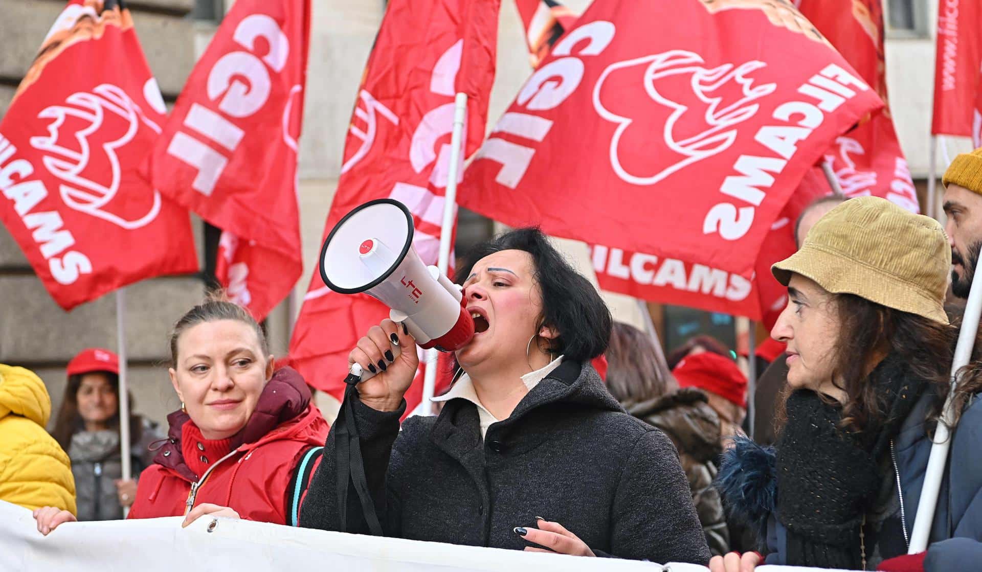 Los sindicatos de trabajadores marchan durante una huelga nacional contra las políticas del gobierno, en Turín, Italia, 29 de noviembre de 2024. La Confederación General Italiana del Trabajo (CGIL) y la Unión Italiana del Trabajo (UIL) convocaron una huelga nacional en contra de la propuesta presupuestaria del gobierno, un aumento en salarios y pensiones, la financiación de la salud, la educación y los servicios públicos, y la inversión en políticas industriales. (Protestas, Italia) EFE/EPA/ALESSANDRO DI MARCO