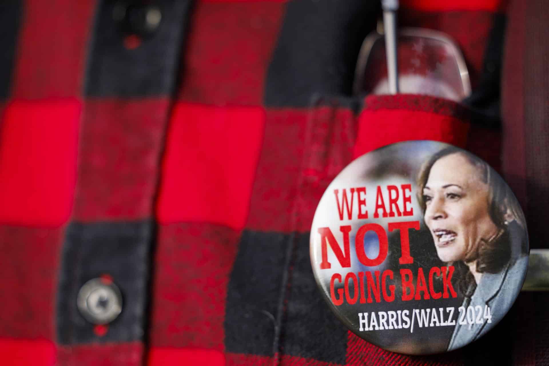 Un partidario de la candidata presidencial demócrata y actual vicepresidenta de Estados Unidos, Kamala Harris, muestra una de sus prendas de campaña mientras espera ingresar a un mitin de Get Out the Vote en East Lansing, Michigan, el 3 de noviembre de 2024.EFE/EPA/Cj Gunther