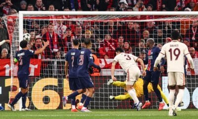 El central coreano del Bayern Múnich Minjae Kim (C) marca de cabeza el 1-0 durante el partido de la quinta jornada de la UEFA Champions League que han disputado Bayern Munich y Paris Saint-Germain (PSG) en Múnich, Alemania. EFE/EPA/ANNA SZILAGYI