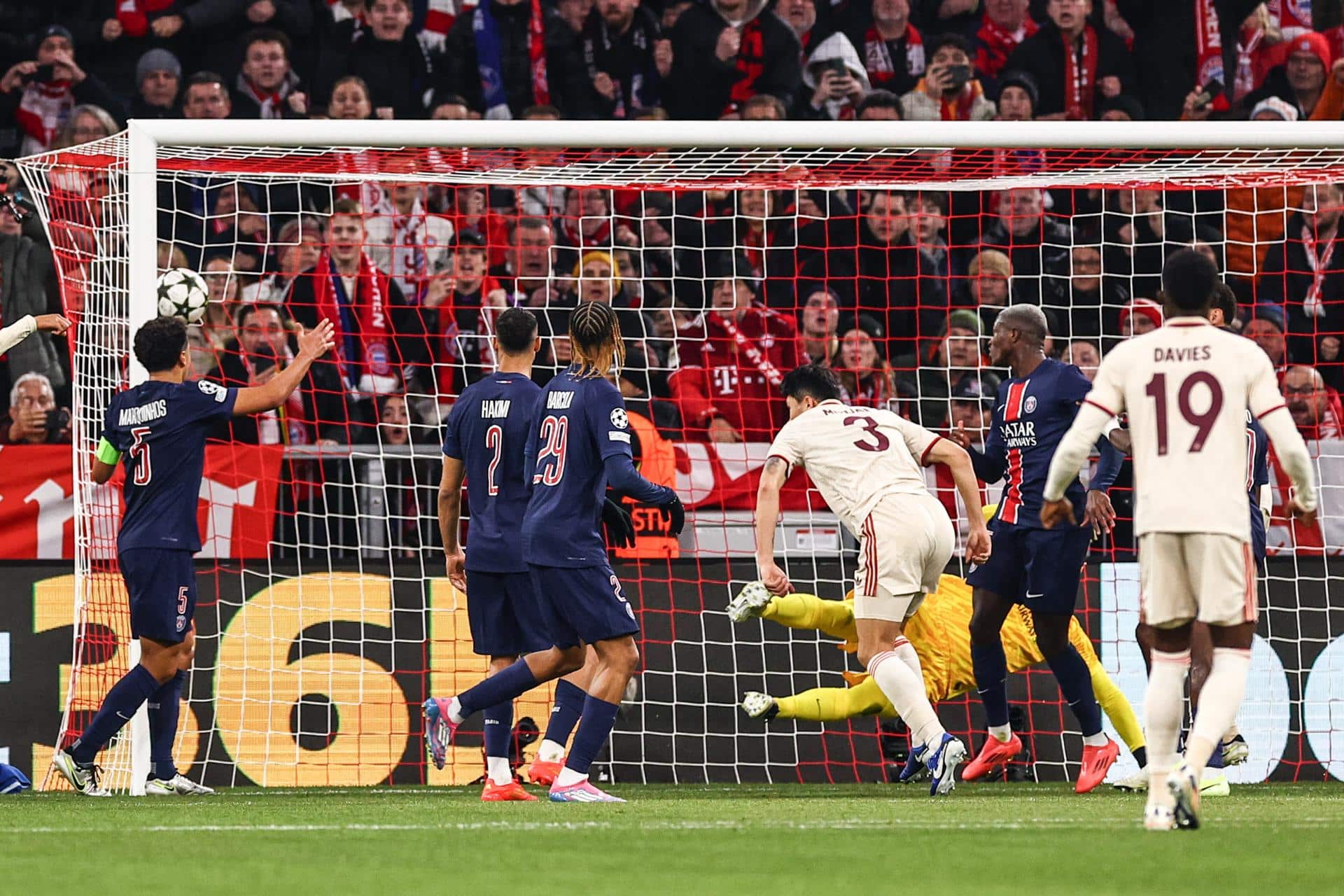 El central coreano del Bayern Múnich Minjae Kim (C) marca de cabeza el 1-0 durante el partido de la quinta jornada de la UEFA Champions League que han disputado Bayern Munich y Paris Saint-Germain (PSG) en Múnich, Alemania. EFE/EPA/ANNA SZILAGYI