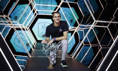 Alexander Zverev, con el trofeo del Masters de París. EFE/EPA/YOAN VALAT