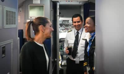 Fotografía cedida por la presidencia de México de la presidenta de México, Claudia Sheinbaum, saludando a la tripulación del avión, durante su partida a la cumbre del G20 en Brasil, este domingo, desde la Ciudad de México (México). EFE/ Presidencia de México/SOLO USO EDITORIAL/SOLO DISPONIBLE PARA ILUSTRAR LA NOTICIA QUE ACOMPAÑA(CRÉDITO OBLIGATORIO)