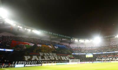 El Gobierno francés ha convocado para este viernes al presidente de la Federación Francesa de Fútbol (FFF), Philippe Diallo, y al director general del PSG, Victoriano Melero, para pedir explicaciones sobre el tifo propalestino desplegado por ultras del equipo parisino en el partido del martes ante el Atlético de Madrid. EFE/EPA/MOHAMMED BADRA