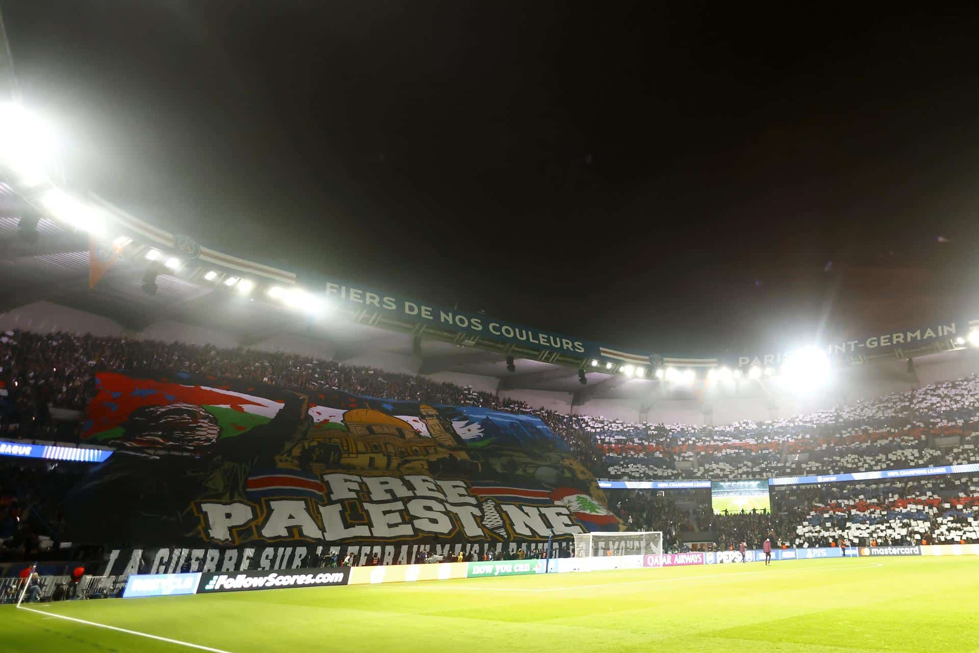 El Gobierno francés ha convocado para este viernes al presidente de la Federación Francesa de Fútbol (FFF), Philippe Diallo, y al director general del PSG, Victoriano Melero, para pedir explicaciones sobre el tifo propalestino desplegado por ultras del equipo parisino en el partido del martes ante el Atlético de Madrid. EFE/EPA/MOHAMMED BADRA