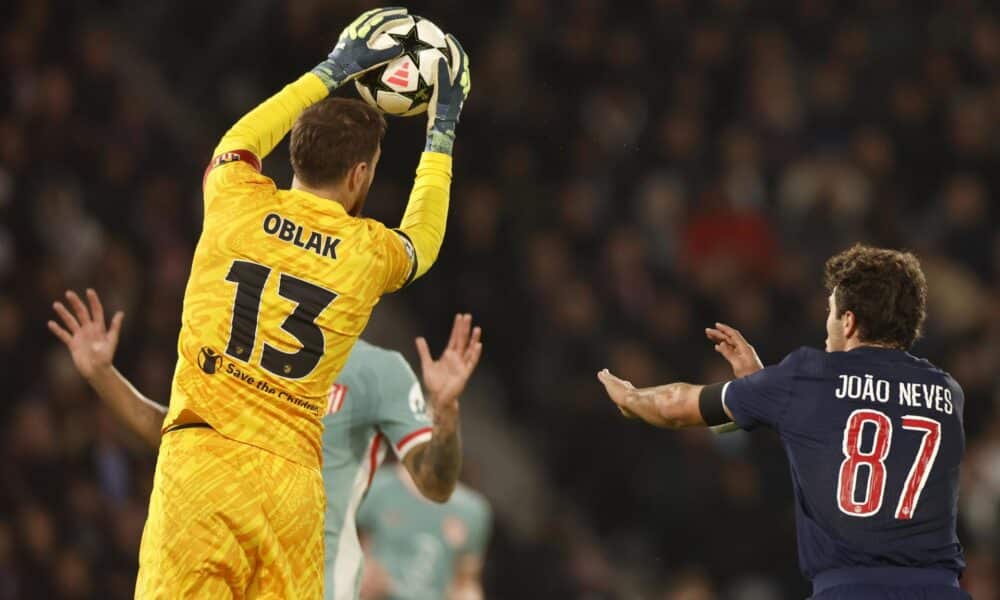 Jan Oblak atrapa un balón durante el partido. EFE/EPA/MOHAMMED BADRA