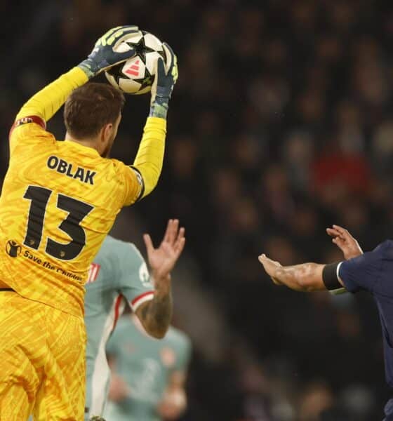 Jan Oblak atrapa un balón durante el partido. EFE/EPA/MOHAMMED BADRA