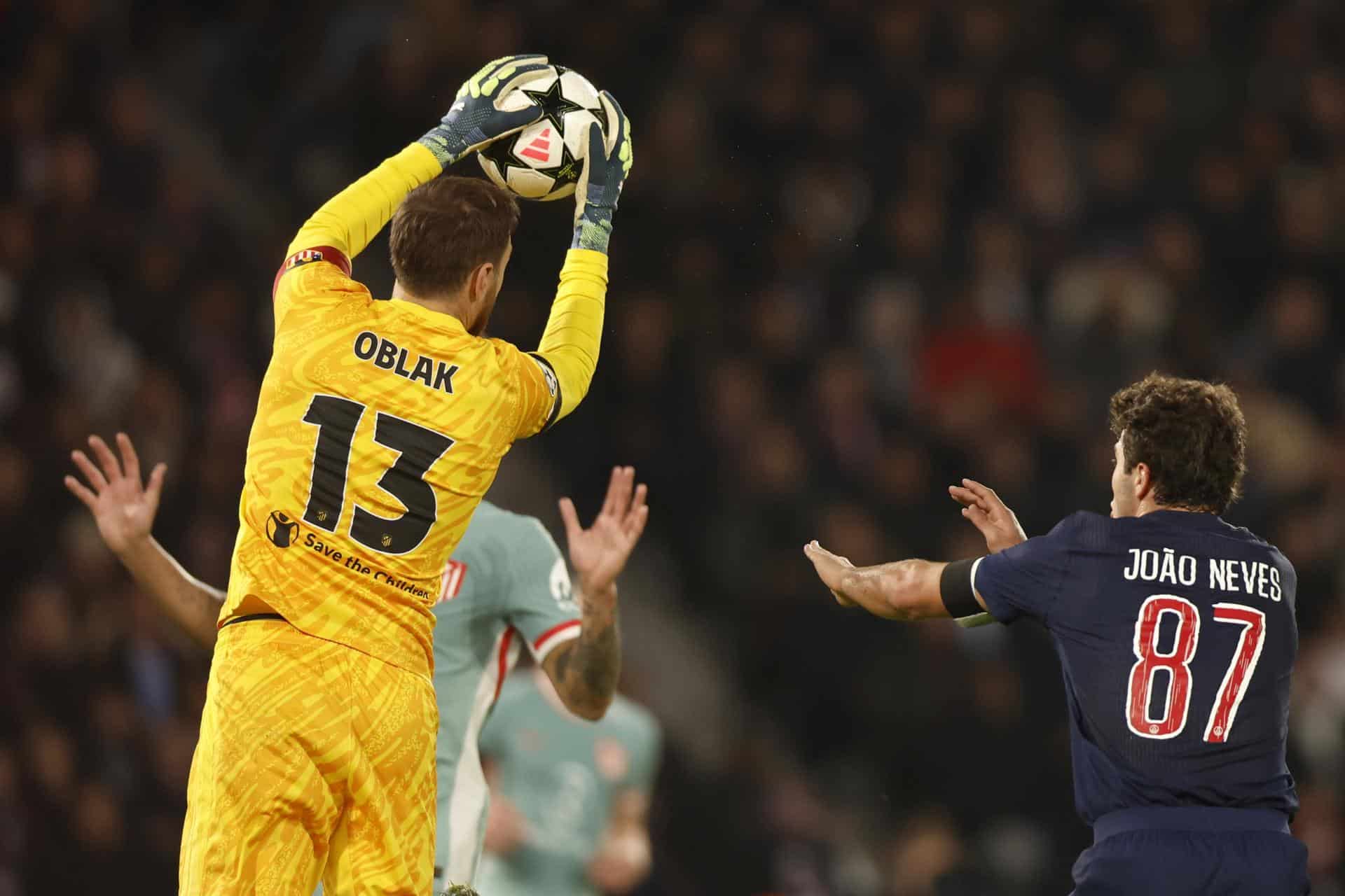 Jan Oblak atrapa un balón durante el partido. EFE/EPA/MOHAMMED BADRA