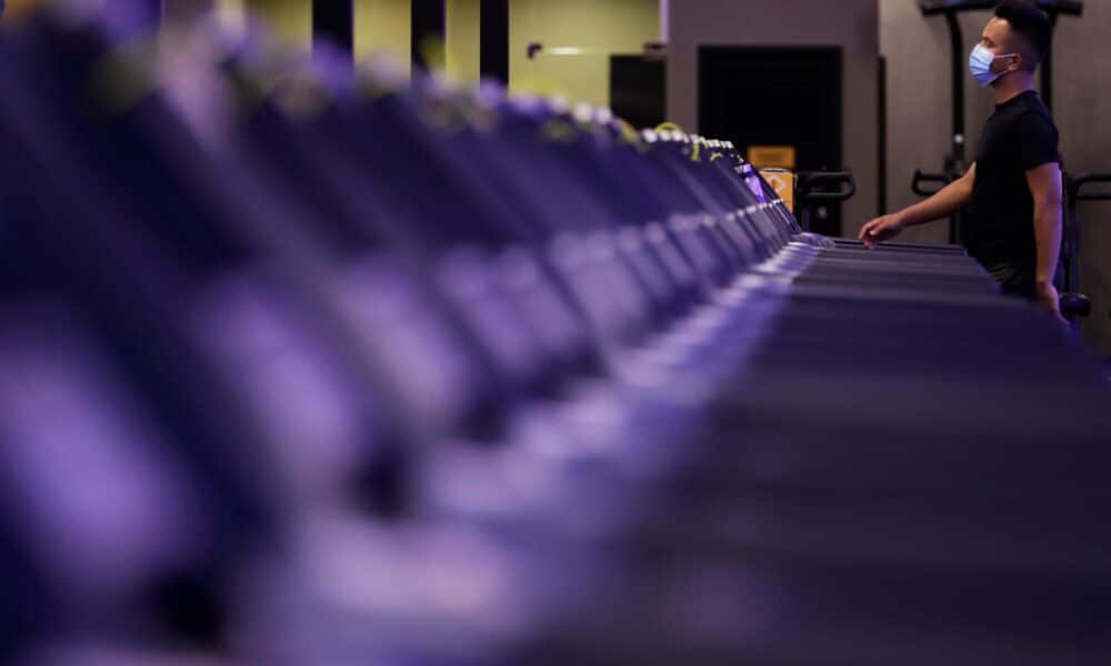 Fotografía de archivo en donde un hombre se ejercita en una sede de Smart Fit. EFE/ Bienvenido Velasco