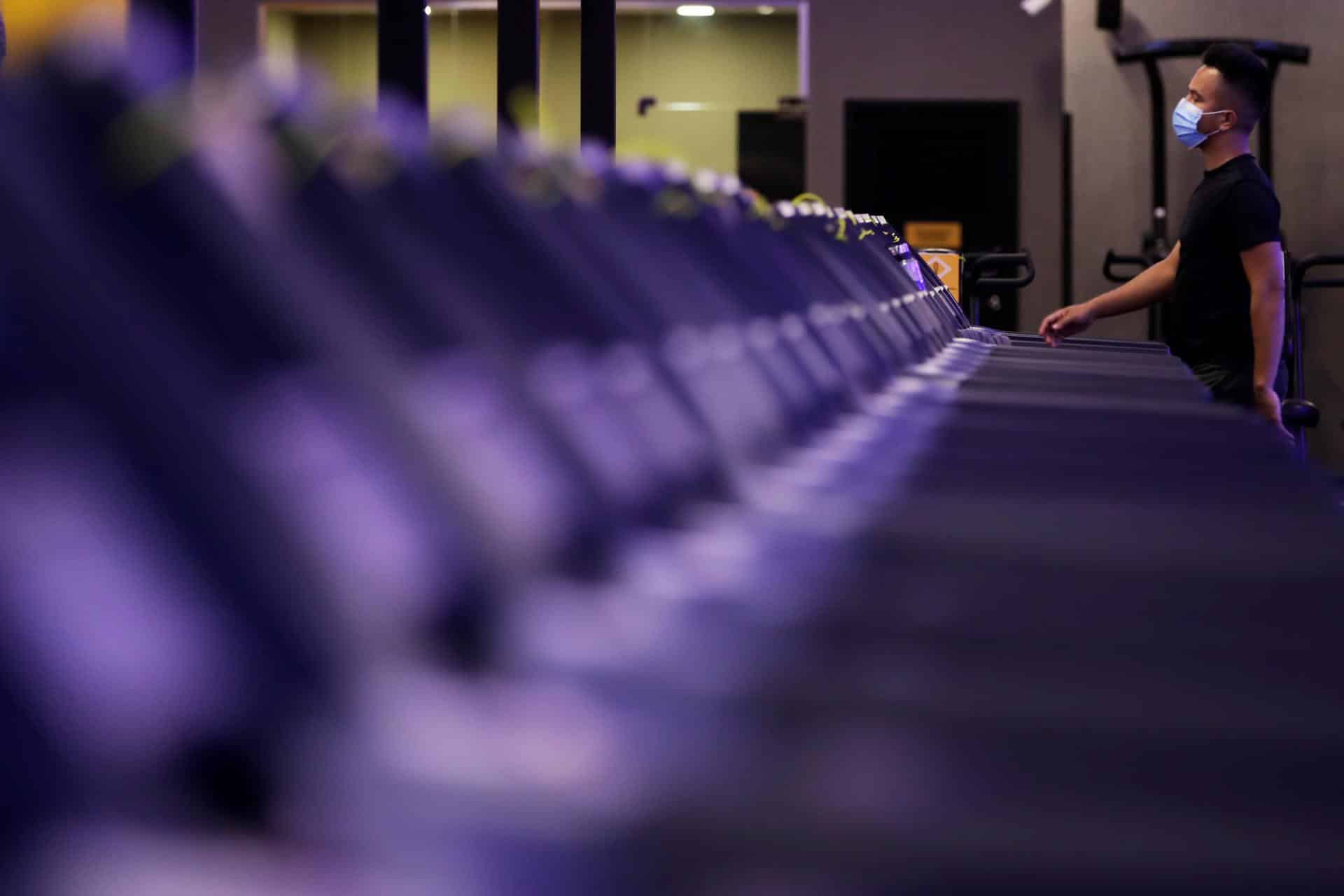 Fotografía de archivo en donde un hombre se ejercita en una sede de Smart Fit. EFE/ Bienvenido Velasco