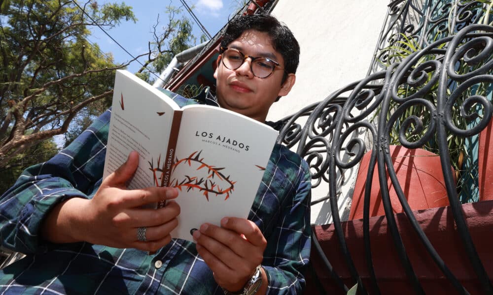 El escritor mexicano, Marcos Medrano, posa durante una entrevista con EFE, este viernes en Ciudad de México (México). EFE/Alex Cruz