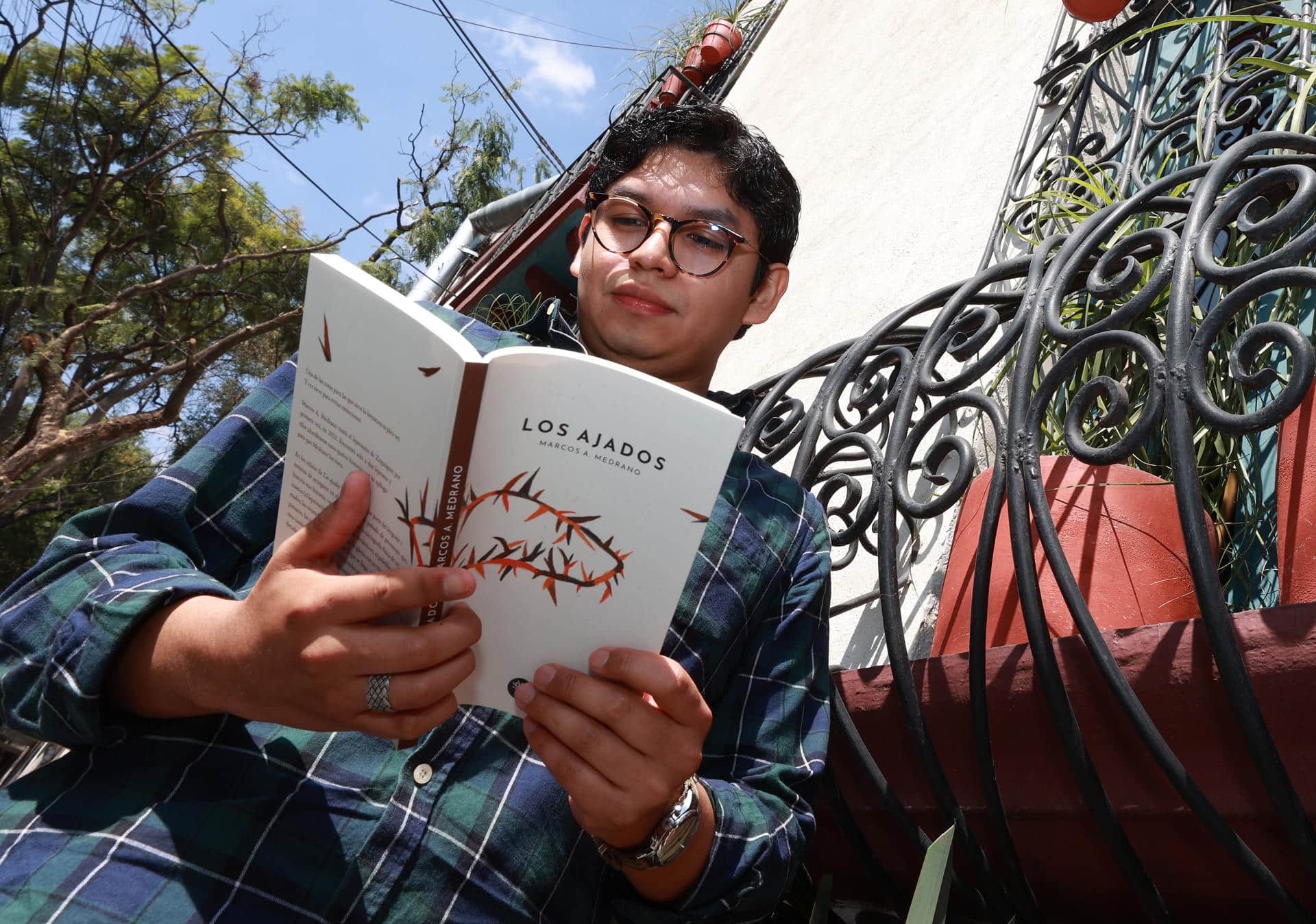 El escritor mexicano, Marcos Medrano, posa durante una entrevista con EFE, este viernes en Ciudad de México (México). EFE/Alex Cruz