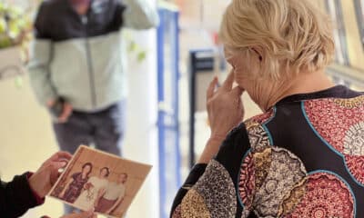 Pilar intenta salvar como puede los recuerdos que le quedan en forma de viejas fotos y cintas de vídeo. Lo hace en su casa, junto al barranco de la Saleta que aquel 29 de octubre se desbordó en su pueblo, Aldaia (Valencia, España). EFE/Roberto Ruiz Oliva