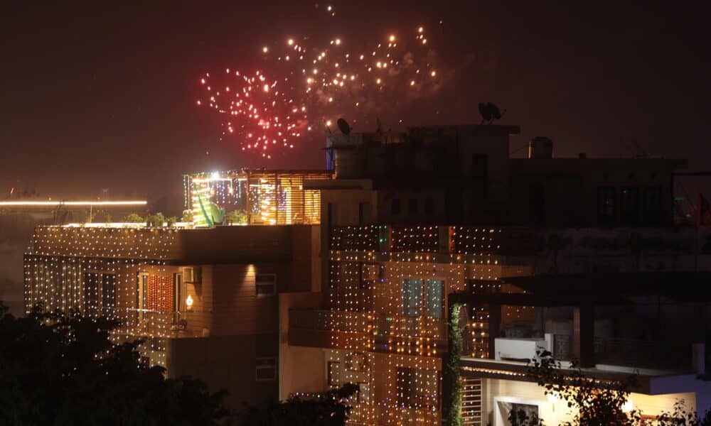 Foto de archivo que muestra fuegos artificiales iluminando el cielo con motivo de Diwali, el festival hindú de las luces, en las afueras de Delhi, India, . EFE/EPA/RAJAT GUPTA