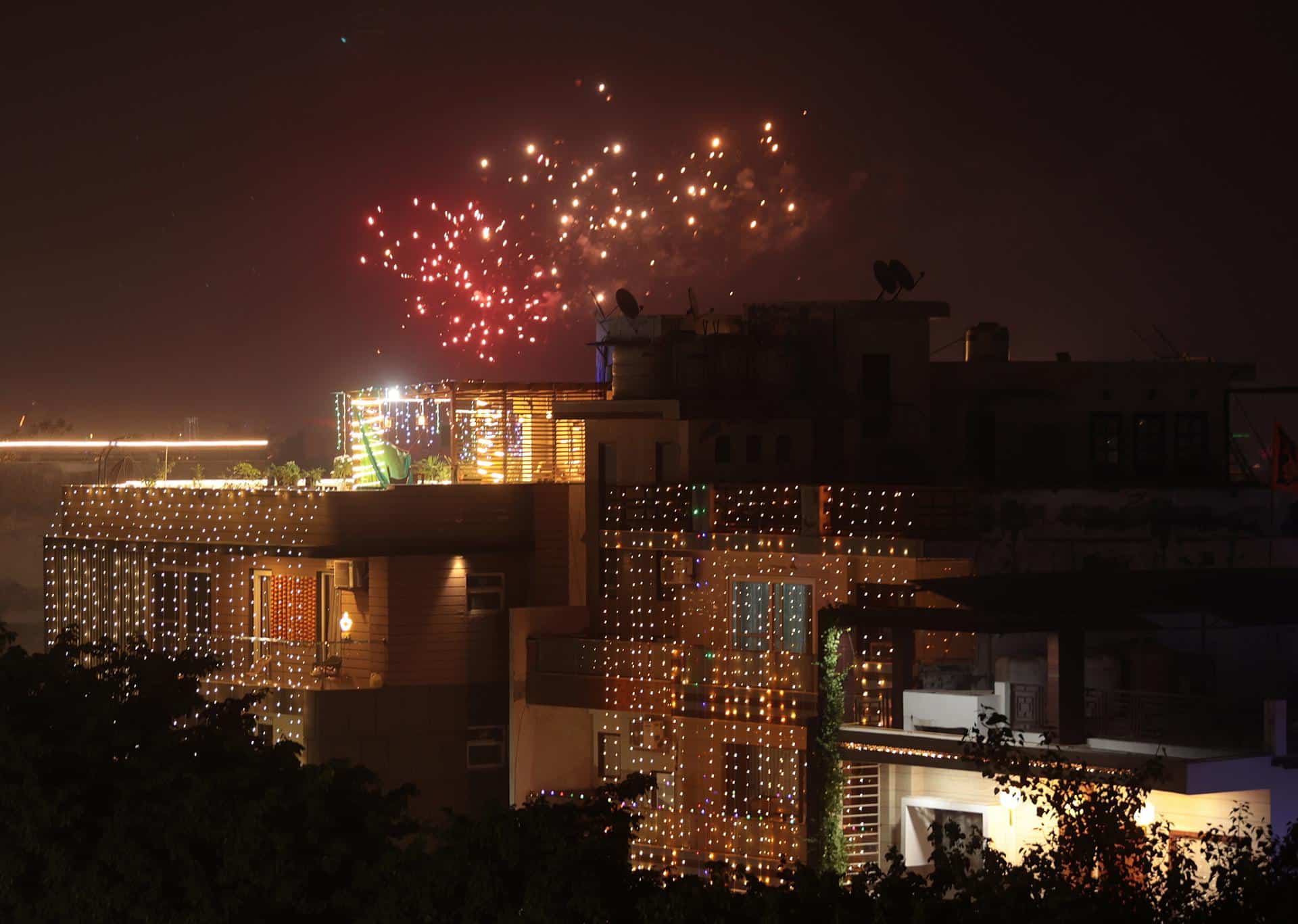 Foto de archivo que muestra fuegos artificiales iluminando el cielo con motivo de Diwali, el festival hindú de las luces, en las afueras de Delhi, India, . EFE/EPA/RAJAT GUPTA