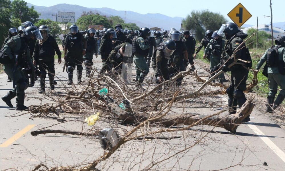 Integrantes de la Policía Boliviana desbloquean una vía este lunes, en Mainara (Bolivia). EFE/ Juan Carlos Torrejon