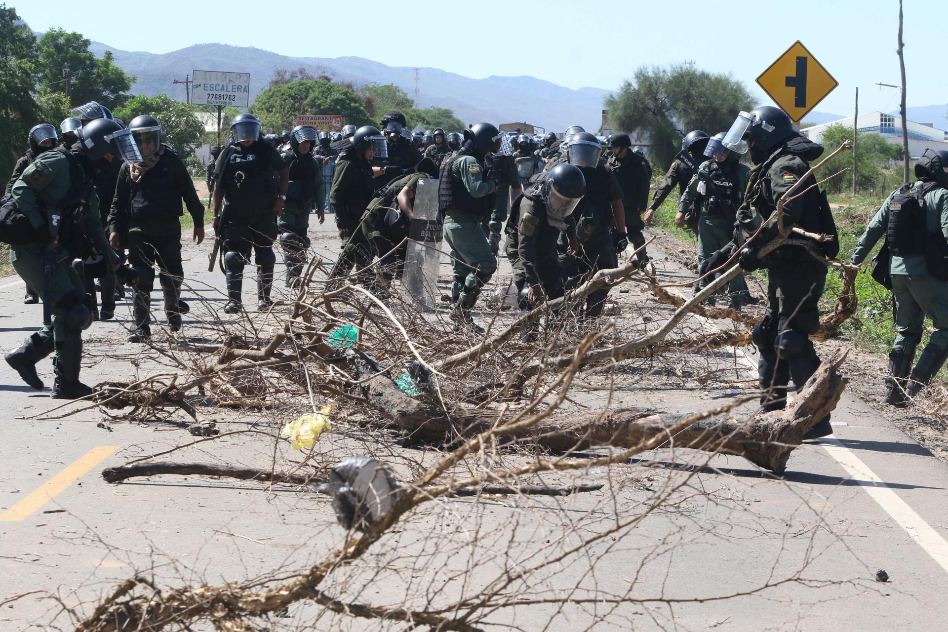 Integrantes de la Policía Boliviana desbloquean una vía este lunes, en Mainara (Bolivia). EFE/ Juan Carlos Torrejon