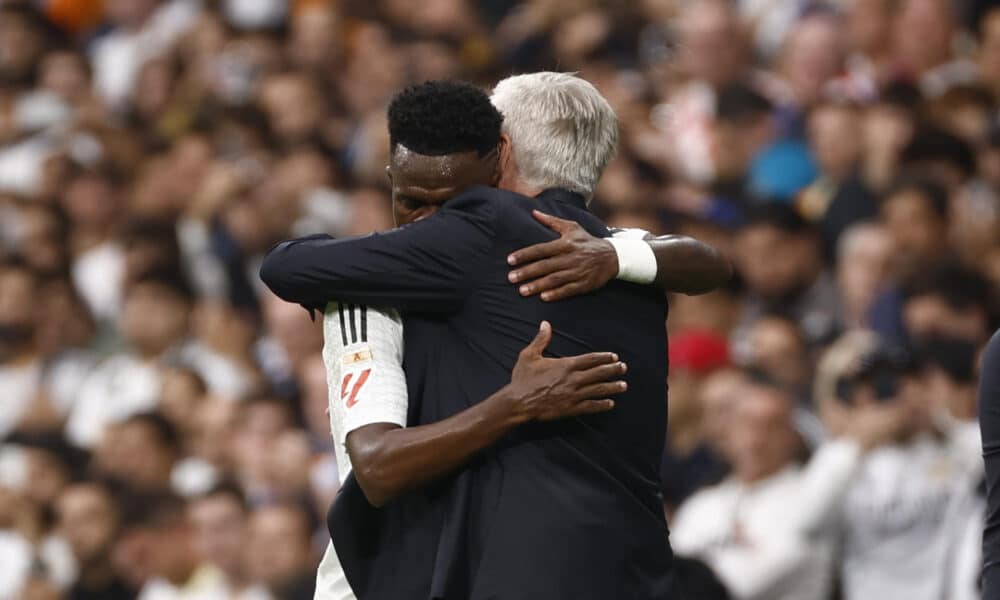 El delantero brasileño del Real Madrid Vinicius Junior celebra uno de sus goles junto a su entrenador, el italiano Carlo Ancelotti, durante el partido de la jornada 13 de LaLiga entre Real Madrid y Osasuna, en el estadio Santiago Bernabéu en Madrid.-EFE/ Daniel González