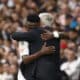 El delantero brasileño del Real Madrid Vinicius Junior celebra uno de sus goles junto a su entrenador, el italiano Carlo Ancelotti, durante el partido de la jornada 13 de LaLiga entre Real Madrid y Osasuna, en el estadio Santiago Bernabéu en Madrid.-EFE/ Daniel González