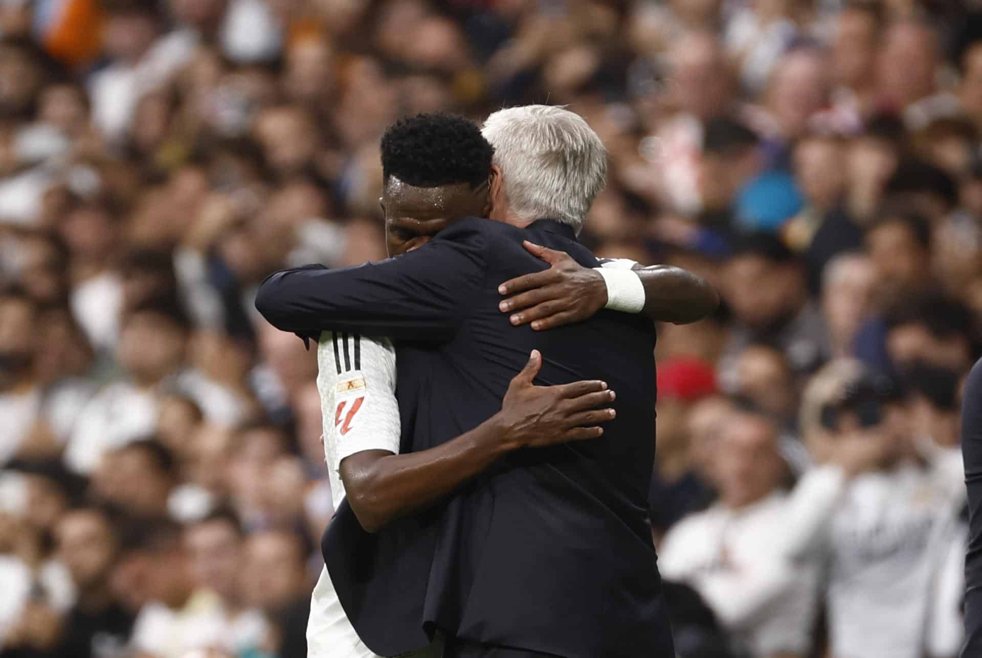 El delantero brasileño del Real Madrid Vinicius Junior celebra uno de sus goles junto a su entrenador, el italiano Carlo Ancelotti, durante el partido de la jornada 13 de LaLiga entre Real Madrid y Osasuna, en el estadio Santiago Bernabéu en Madrid.-EFE/ Daniel González