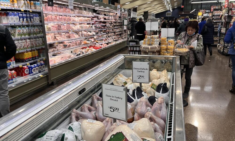 Una mujer toma una tarta frente a un congelador lleno de pavos naturales y orgánicos en un supermercado en Washington. Imagen de archivo. EFE/Octavio Guzmán