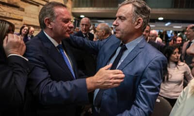 Fotografía de archivo del 11 de noviembre de 2024 de los candidatos a la presidencia de Uruguay, Alvaro Delgado (i) y Yamandú Orsi, durante el 86 aniversario de La Noche de los Cristales Rotos, en Montevideo (Uruguay). EFE/ Gastón Britos