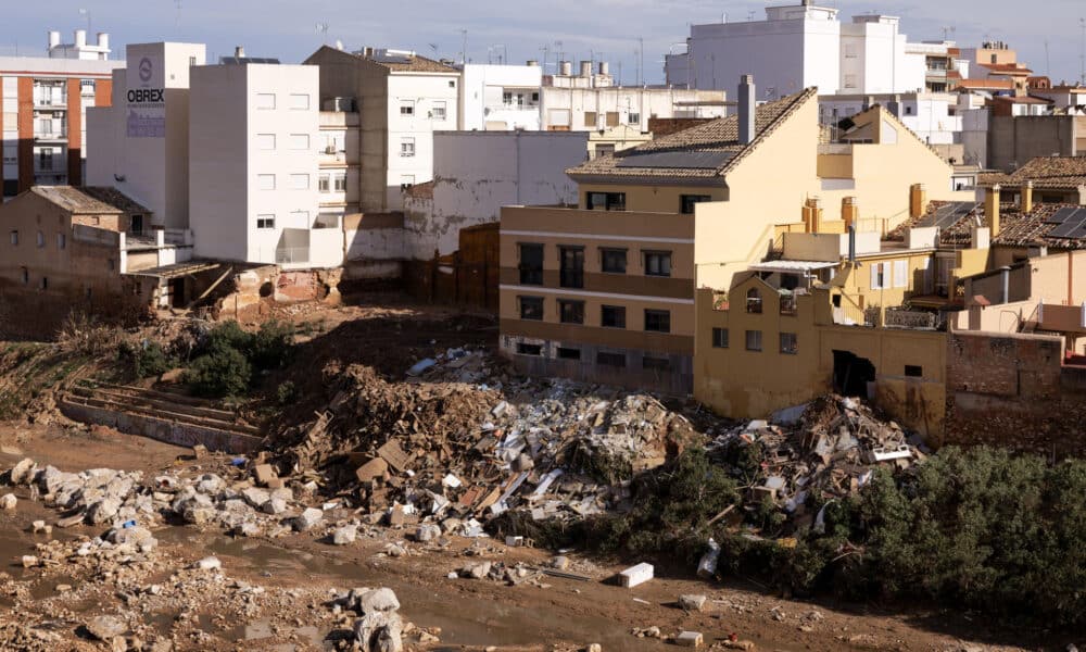 Imagen de uno de los puentes que cruza el Barranco del Poyo de la localidad valenciana de Paiporta que continúa siendo, tres semanas después de la dana, un trasiego de maquinaria pesada, militares y policías y voluntarios venidos de toda España. Imagen de archivo. EFE/Villar López